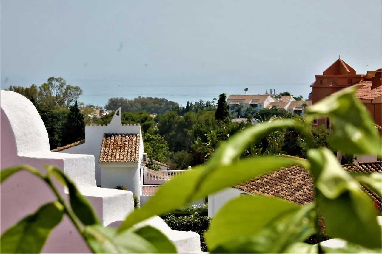 Rooftop Villa - chalet en Cabo Pino con vistas al mar, jardines y piscina Marbella España