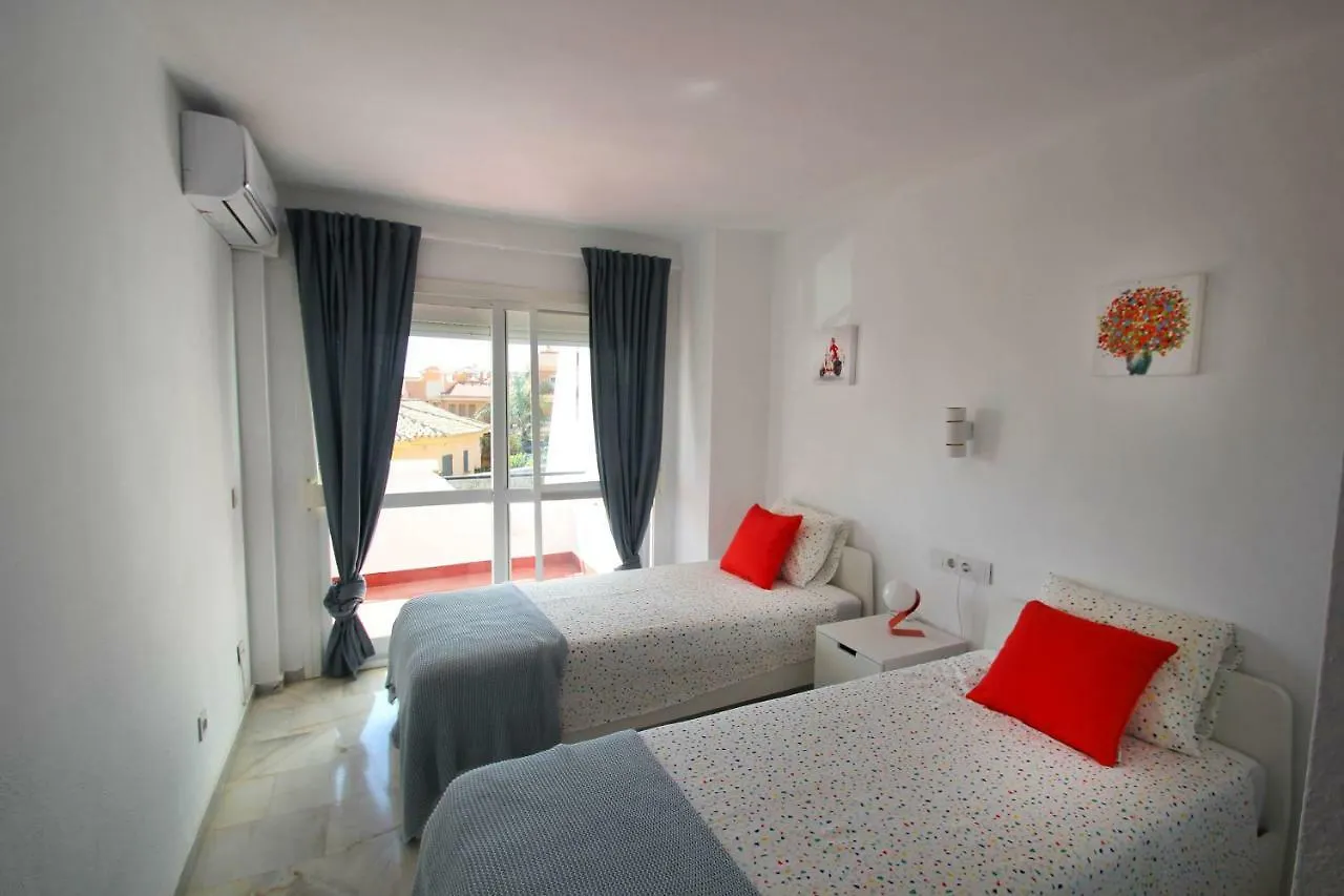 Rooftop Villa - chalet en Cabo Pino con vistas al mar, jardines y piscina Marbella
